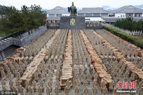 2017年2月8日，安徽安慶市太湖縣， 五千年文博園景區(qū)內(nèi)，中國最大山寨“兵馬俑”群整齊劃一。圖片來源：視覺中國