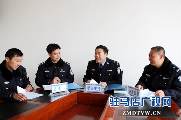 張勇(右二)樹法制標(biāo)兵 創(chuàng)一流業(yè)績(jī)2.jpg