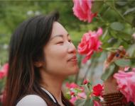 又恰逢“五一”小長假，市民前來賞花游玩，盡情陶醉在這花香之中。