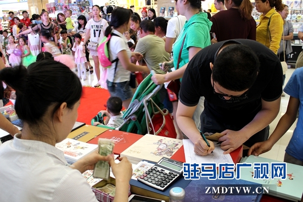 熱情郵迷在活動(dòng)現(xiàn)場(chǎng)購買郵票.JPG