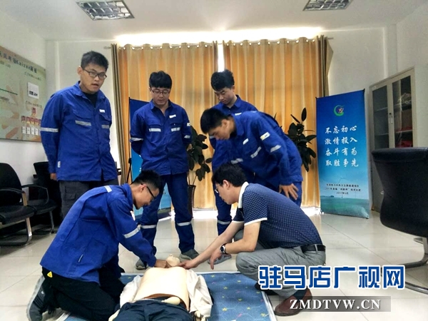 （圖三、電廠員工認真學習急救知識要領）.jpg