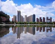 同是鋼筋水泥、矗立此地久矣、藍(lán)天白云映襯、頓覺風(fēng)光旖旎