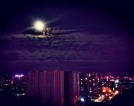 夕陽落幕，醉了晚霞，牽來了明月。淡淡涼風，蕩滌人間塵埃。