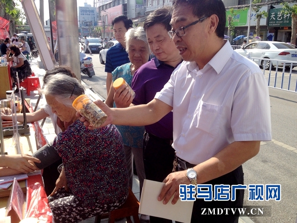 (圖二、副縣長侯杰觀看仲景國醫(yī)堂加工的養(yǎng)生茶）.jpg