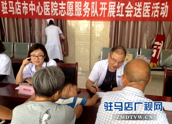 （圖一、市中心醫(yī)院的專家在為群眾義診）.jpg