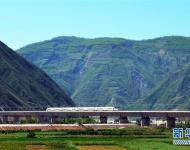 7月9日，一列高鐵列車行駛在寶蘭高鐵甘肅天水段南河川大橋上?！　〗陙恚袊哞F繼續(xù)保持快速發(fā)展步伐，“四縱四橫”高鐵網(wǎng)基本成形，技術成就贏得國際聲譽，服務品質不斷攀升。中國高鐵已經(jīng)成為一張見證時代發(fā)展的名片。新華社發(fā)（武龍 攝）