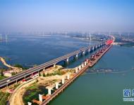 建設中的京張高鐵工程官廳水庫特大橋（6月27日攝）?！　〗陙恚袊哞F繼續(xù)保持快速發(fā)展步伐，“四縱四橫”高鐵網(wǎng)基本成形，技術成就贏得國際聲譽，服務品質不斷攀升。中國高鐵已經(jīng)成為一張見證時代發(fā)展的名片。新華社記者 楊世堯 攝