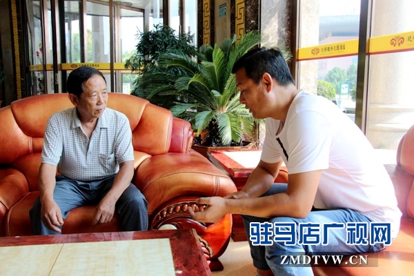 宏揚豫劇團團長楊偉與李雪太（左一）談劇情。.jpg