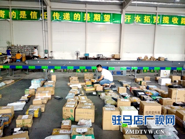 悶熱的郵件處理間不會影響分揀轉(zhuǎn)運人員的工作態(tài)度，看一排排擺放整齊的郵件，是我們認真工作的最好呈現(xiàn).jpg