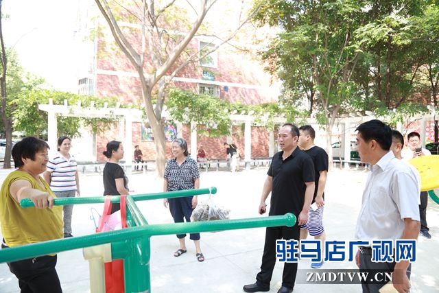開發(fā)區(qū)黨委書記、管委會主任史愛民到金淮陽光花園小區(qū)查看創(chuàng)文工作.JPG