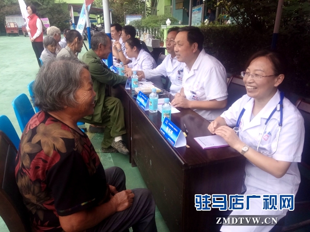 1、縣人民醫(yī)院專家與看病者交流6.jpg