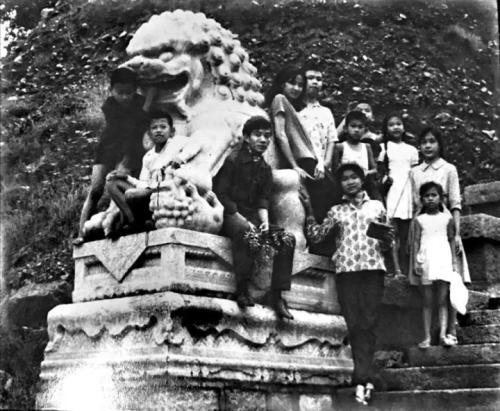 圖為20世紀(jì)60年代，奔舍那家族的孩子們在北京一處公園合影。(照片由奔舍那家族提供)