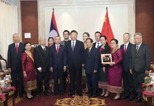 11月14日，中共中央總書記、國家主席習(xí)近平在萬象下榻飯店會見老撾奔舍那家族友人。記者王曄攝