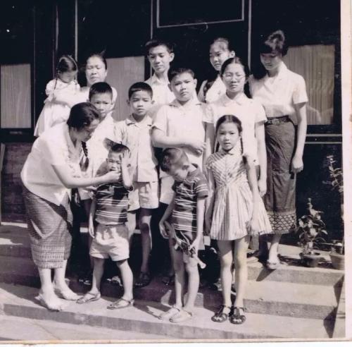 圖為20世紀(jì)60年代，奔舍那家族在北京的住所合影。(照片由奔舍那家族提供)