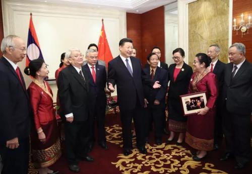 11月14日，中共中央總書記、國家主席習(xí)近平在萬象下榻飯店會見老撾奔舍那家族友人。 記者蘭紅光攝
