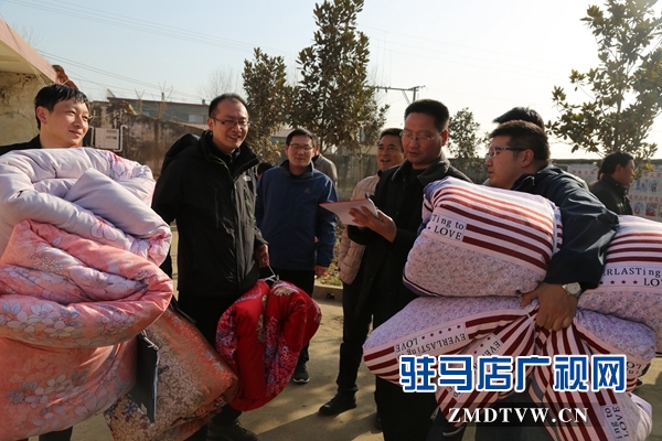 扶貧干警笑逐顏開，攜帶棉被到貧困戶家來。.JPG