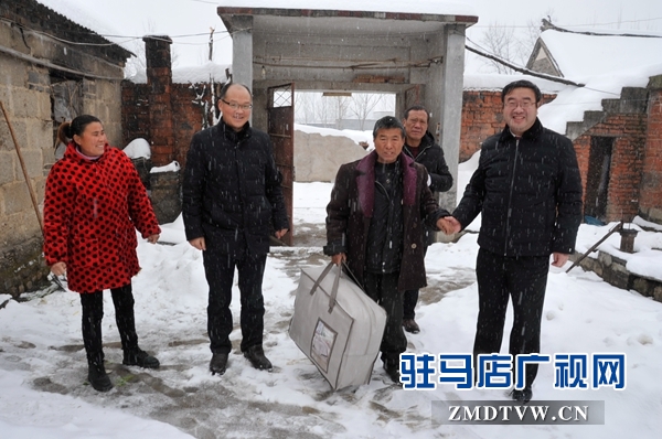 1月6日上午，泌陽法院黨組書記、院長黃依群來到春水鎮(zhèn)看望貧困戶，送溫暖。.JPG