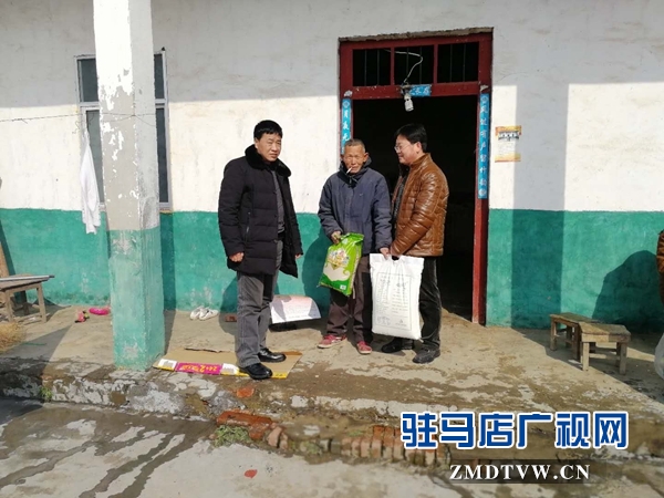 黨組成員、副檢察長(zhǎng)胡中慶給貧困戶送年貨.jpg