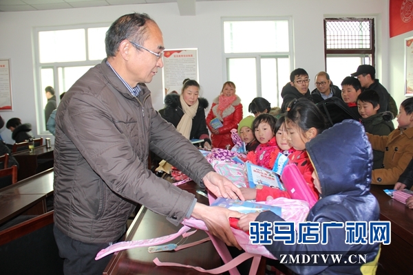 6、李文亮為小學(xué)生發(fā)放禮品.JPG