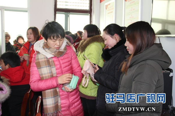 10、為留守婦女發(fā)放宣傳折頁.JPG