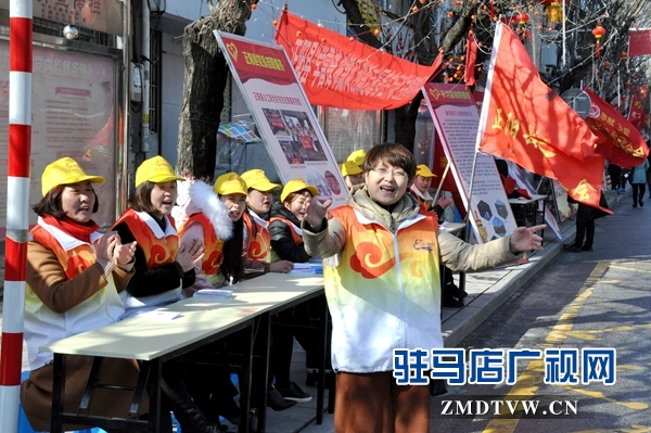 義工志愿者合唱“學習雷鋒好榜樣”.JPG
