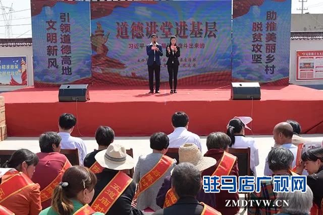 01文明助脫貧！上蔡縣委宣傳部把道德講堂辦到村民家門(mén)口.jpg
