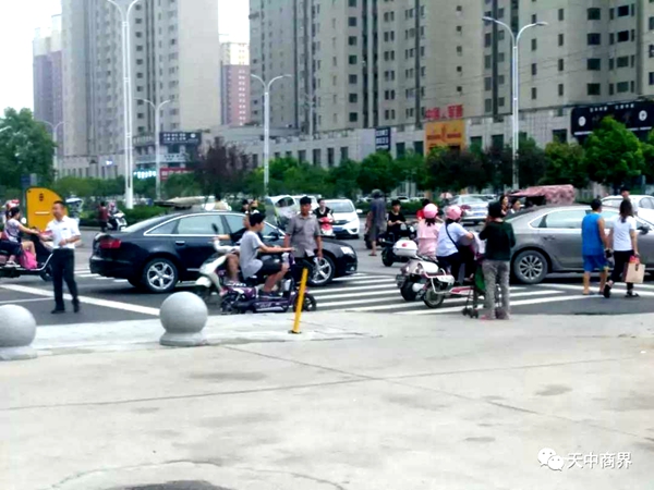 駐馬店皇家一里樓盤銷售員攔截路人是售樓？還是精神打劫？