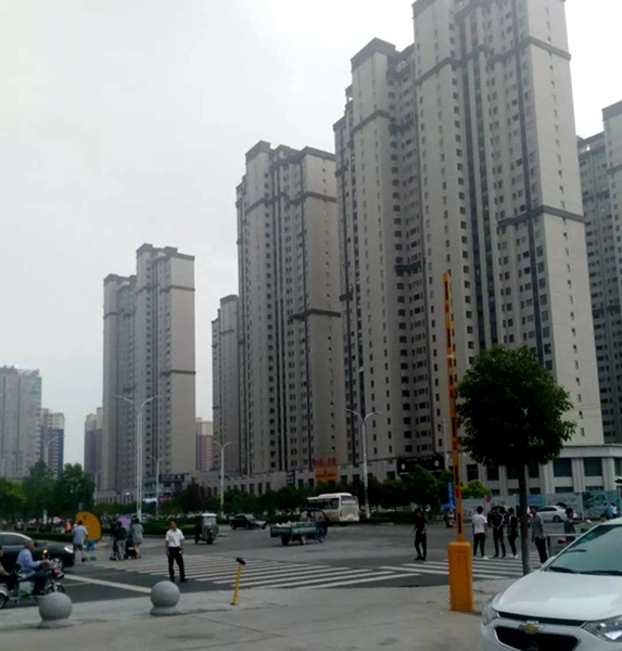 駐馬店皇家一里樓盤銷售員攔截路人是售樓？還是精神打劫？
