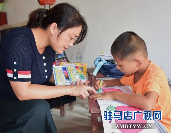 “阿姨，俺給您說(shuō)個(gè)悄悄話”