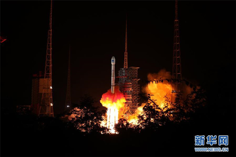 9月19日22時(shí)07分，我國(guó)在西昌衛(wèi)星發(fā)射中心用長(zhǎng)征三號(hào)乙運(yùn)載火箭（及遠(yuǎn)征一號(hào)上面級(jí)），以“一箭雙星”方式成功發(fā)射兩顆北斗導(dǎo)航衛(wèi)星。 新華社發(fā)（梁珂巖 攝）