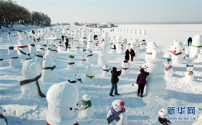 1月2日，市民、游客在雪人群中游玩觀賞（無人機(jī)拍攝）。2019個各式各樣的雪人，近日在冰城哈爾濱市的松花江畔亮相，引來眾多市民游客游玩觀賞。新華社記者 王建威 攝