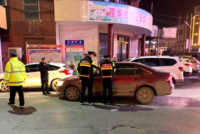 正陽(yáng)縣交通運(yùn)輸執(zhí)法局突擊檢查出租車營(yíng)運(yùn)秩序