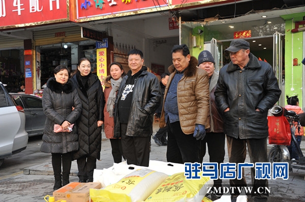 中原銀行駐馬店分行行長助理孫瑩瑩一行赴駐馬店市工礦土產(chǎn)品進(jìn)出口公司幫扶困難職工
