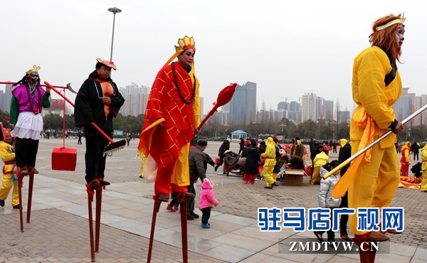 舞龍、耍獅、扭秧歌 駐馬店民間藝術(shù)展演吸引數(shù)千市民圍觀