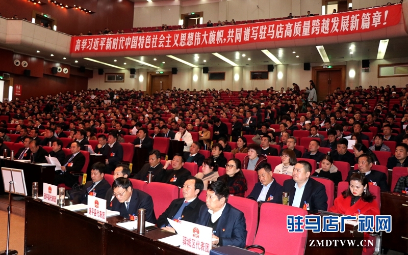 與會人大代表、政協(xié)委員聆聽工作報告