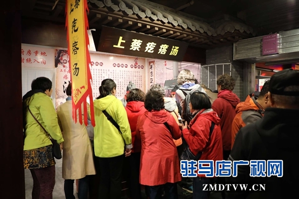 800名北京游客游覽嵖岈山、皇家驛站、天中老街等景區(qū)后爭相搶購駐馬店名優(yōu)土特產(chǎn)