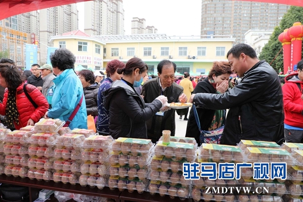 800名北京游客游覽嵖岈山、皇家驛站、天中老街等景區(qū)后爭相搶購駐馬店名優(yōu)土特產(chǎn)