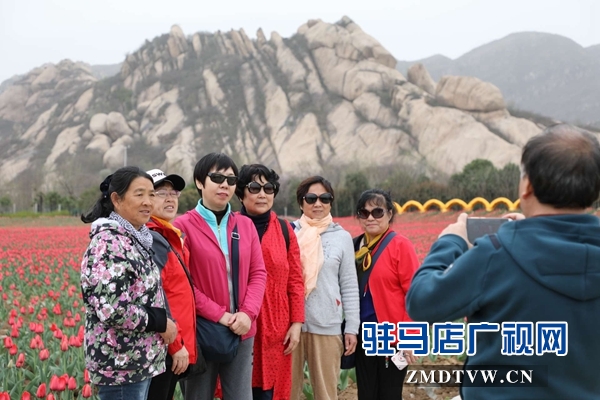 800名北京游客游覽嵖岈山、皇家驛站、天中老街等景區(qū)后爭相搶購駐馬店名優(yōu)土特產(chǎn)