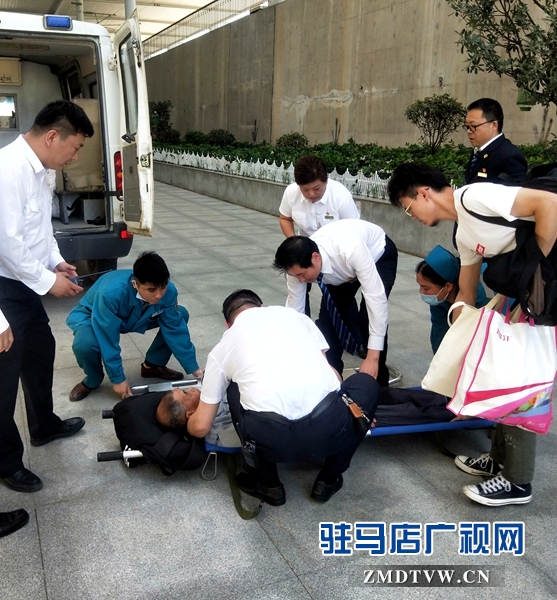 高鐵列車上老人突發(fā)疾病 緊急?？狂v馬店西站救助病人