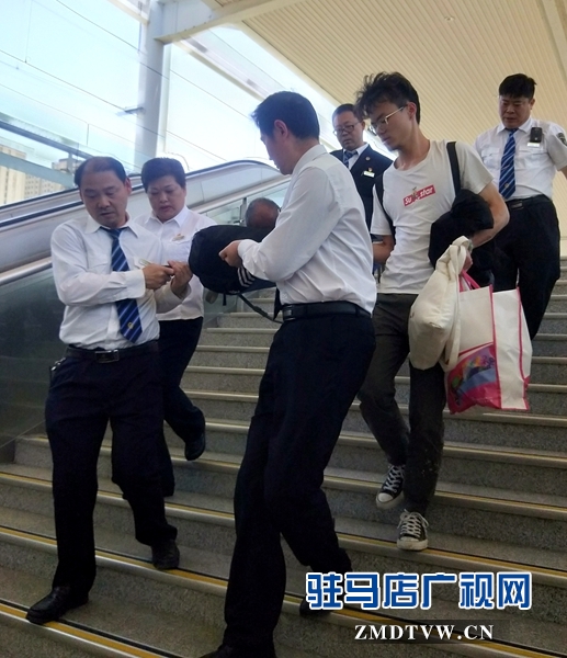 高鐵列車上老人突發(fā)疾病 緊急?？狂v馬店西站救助病人