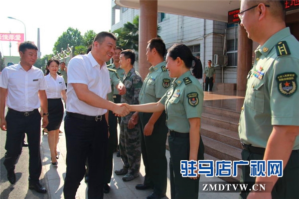 駐馬店市企業(yè)擁軍優(yōu)屬協會會長、青商會會長、鵬宇集團創(chuàng)始人總裁朱新紅率隊開展八一建軍節(jié)慰問活動
