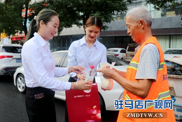 愛心企業(yè)開展免費(fèi)為環(huán)衛(wèi)工“送早餐、送清涼”活動(dòng)