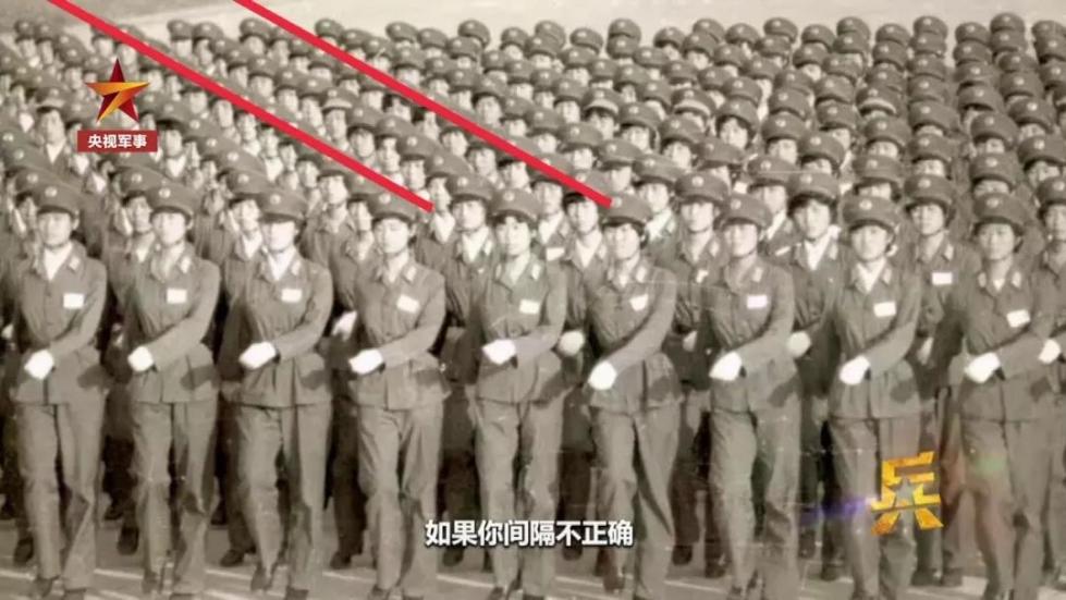齊短發(fā)、“S彎”……新中國第一批受閱女兵的標配發(fā)型，好美！ 