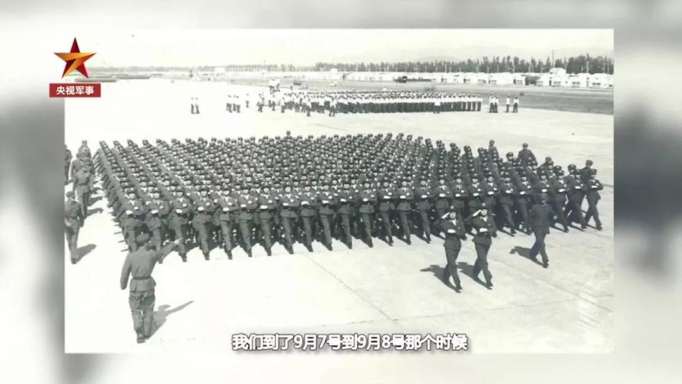 齊短發(fā)、“S彎”……新中國第一批受閱女兵的標配發(fā)型，好美！ 