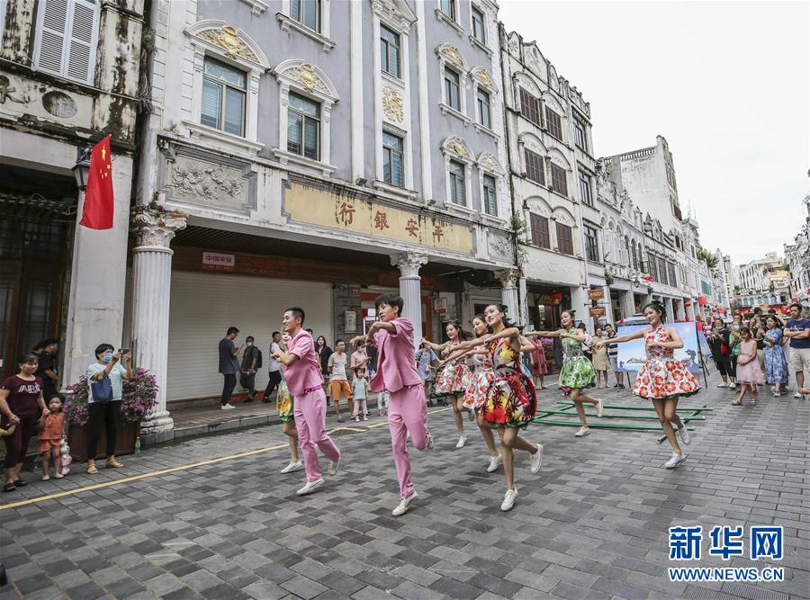 ?？冢汗爬向T樓 歡度國慶