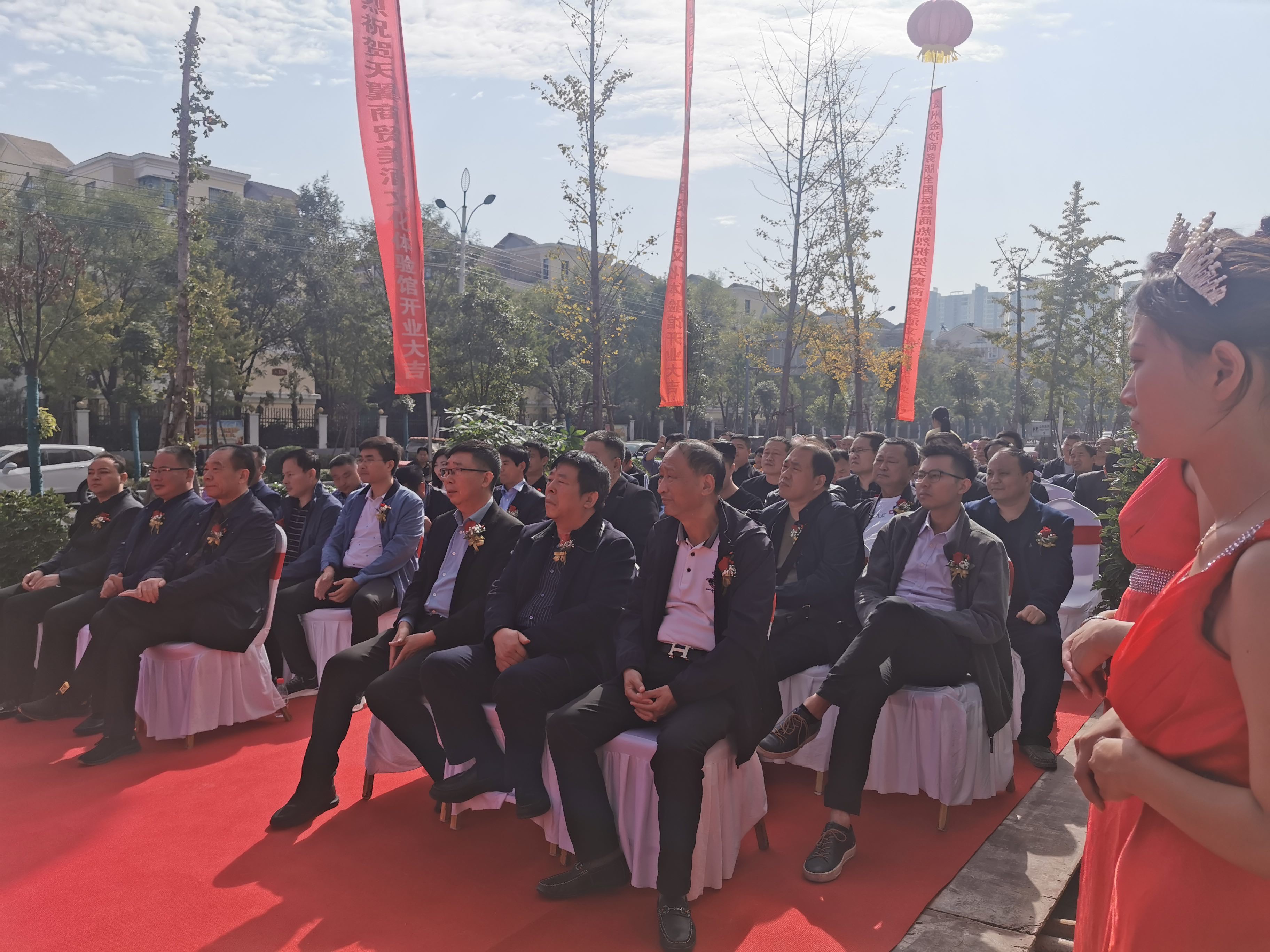 天翼傳大愛，聚力暖人心！天翼商貿(mào)美酒文化體驗(yàn)館開業(yè)現(xiàn)場溫情上演公益慈善拍賣