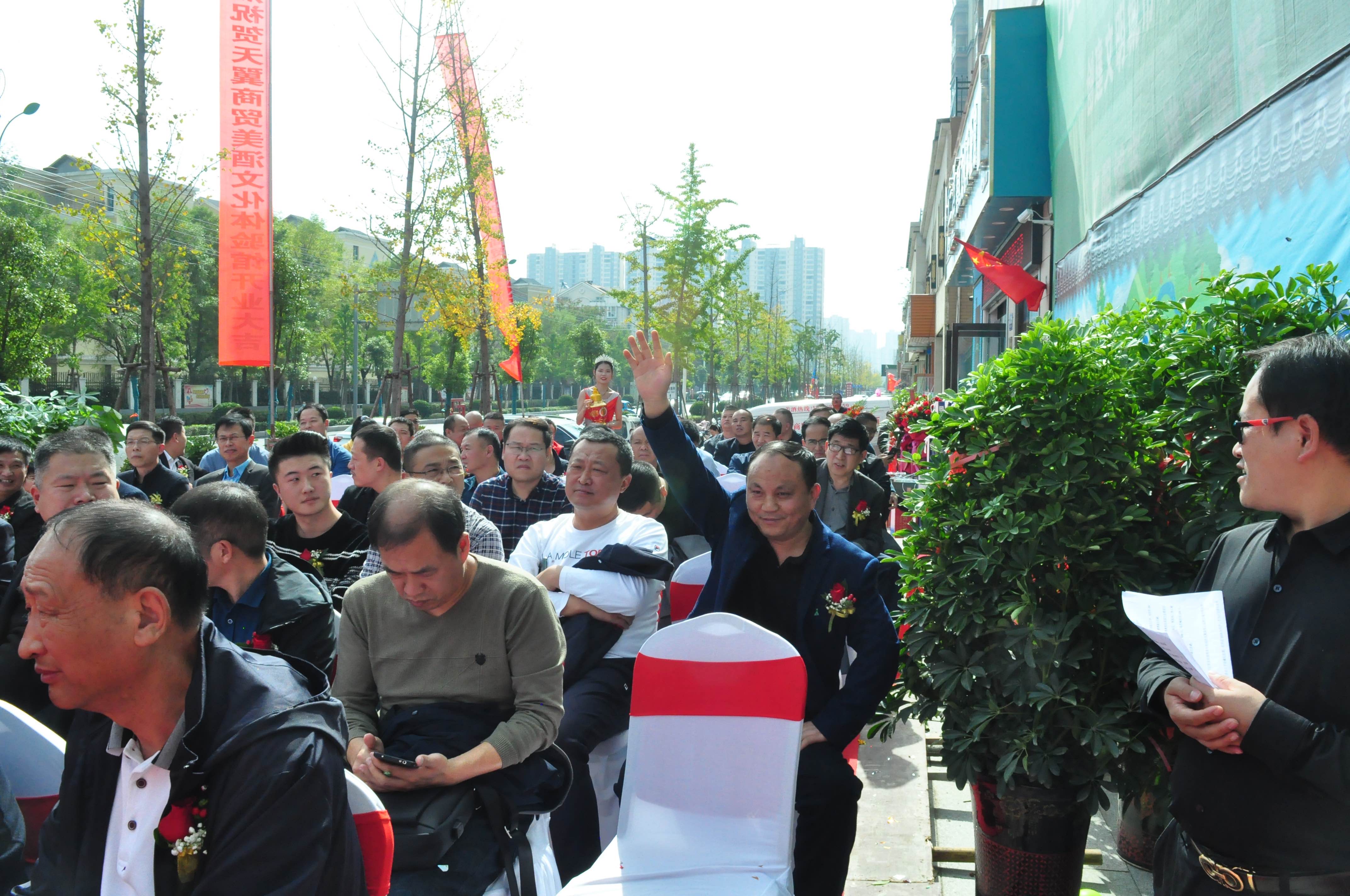 天翼傳大愛，聚力暖人心！天翼商貿(mào)美酒文化體驗(yàn)館開業(yè)現(xiàn)場溫情上演公益慈善拍賣