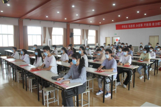 “護(hù)苗”進(jìn)行時(shí)之金秋助學(xué)      ——地方企業(yè)積極社會擔(dān)當(dāng)，保駕護(hù)航貧困生求學(xué)路