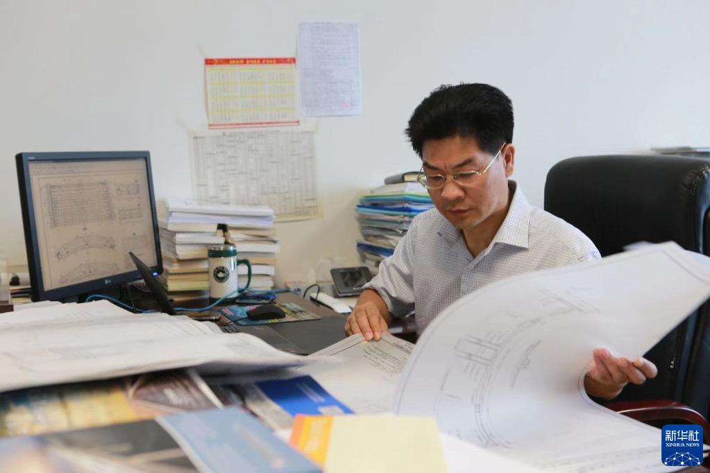 奮斗百年路 啟航新征程·中國共產(chǎn)黨人的精神譜系｜愛崗敬業(yè)、爭創(chuàng)一流——勞模精神述評