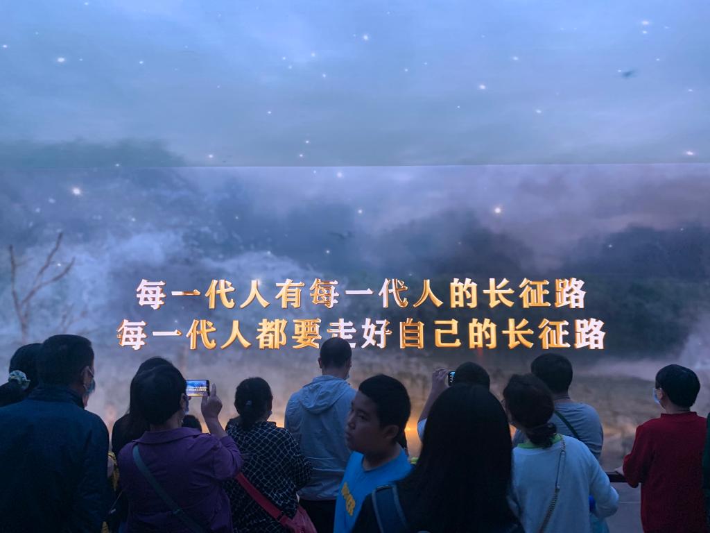 特寫：“是他們給了我們現在的生活”——國慶節(jié)里感悟百年黨史